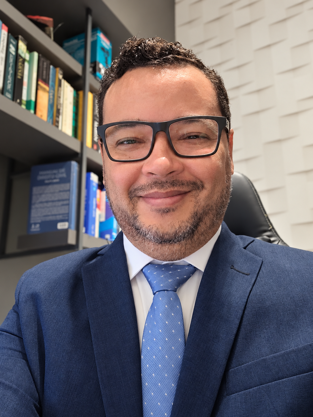 Lindenberg Ferreira de Bastos Júnior, advogado, em seu escritório